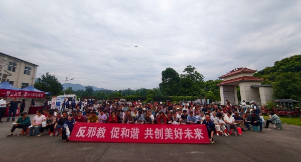 600湖北宜昌：反邪宣传进村组 筑牢平安和谐防线图片1_副本.jpg